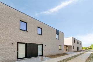 <p><span>Energiezuinige nieuwbouwwoning met 3 slaapkamers in Vinkt (Deinze)<br /><br /></span></p><p><span>Deze halfopen nieuwbouwwoning (op een perceel van 190m² en met een bewoonbare oppervlakte van 110m²) is rustig gelegen in de Hertog Van Brabantstraat 4 in Vinkt (Deinze). De woning beschikt over een lichtrijke leefruimte met een open, volledig ingerichte keuken, drie slaapkamers en een moderne badkamer. Bovendien werd de woning uitgerust met een elektrische warmtepomp, vloerverwarming, convectoren, zonnepanelen en een ventilatiesysteem D.<br /><br /></span></p><p><span>Troeven:</span></p><ul><li><span>Halfopen nieuwbouwwoning</span></li><li><span>3 slaapkamers</span></li><li><span>Lichtrijke leefruimte met open keuken</span></li><li><span>Energiezuinig (EPC label A, 25 kWh/(m²/jaar))</span></li><li><span>Rustige ligging in Vinkt (Deinze)<br /><br /></span></li></ul><p><span>Extra informatie:</span></p><ul><li><span>Maandelijkse huurprijs: 995/maand</span></li><li><span>Waarborg: 3 maanden huur</span></li><li><span>Extra kosten: bijdrage in de kosten voor de plaatsbeschrijving</span></li><li><span>Beschikbaar vanaf: 1 september 2026</span></li></ul><p><span><br /><br /></span></p><p><span>Interesse?</span><span> Neem contact op met Valentine via <span>valentine@heritagevastgoed.be</span></span><span> of via 0475 85 14 91.</span></p><p><span> </span></p><p><span> </span></p>