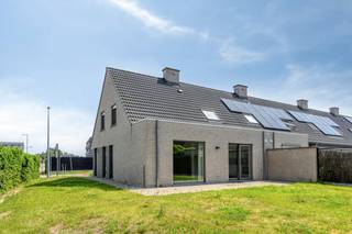 Dit instapklaar huis is rustig gelegen in Kuurne, doch op wandelafstand van het centrum én is vlot bereikbaar via diverse invalswegen. <br /><br />INDELING:<br />Gelijkvloers:<br />- Inkomhal met gastentoilet <br />- Leefruimte met grote raampartijen en zicht op de tuin<br />- Geïnstalleerde keuken <br />- Zonnige tuin <br />- Inpandige garage met sectionaalpoort <br /><br />Eerste verdiep:<br />- 3 slaapkamers<br />- Badkamer uitgerust met lavabo, ligbad, douche en toilet<br /><br />Troeven van deze woning:<br />- Gunstig EPC (B-label) en conforme elektriciteit<br />- Bergzolder<br />- Leuke en zonnige tuin<br />- Aangename ligging op wandelafstand van het centrum<br /><br />Contacteer Sarah Hanson (0493 25 46 80) voor meer info of een bezoek ter plaatse!<br /><br />Bestuursmaatregelen in het maatregelenregister: nee<br /><br />Deze AI-visualisaties zijn bedoeld als inspiratie. Er werd geen rekening gehouden met technische specificaties, stedenbouwkundige voorschriften of de concrete mogelijkheden tot realisatie.