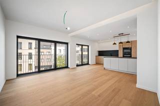 <p><span>Op de plaats van een industriële site, herrees dit statig brede gebouw met 4 luxe- appartementen, verdeeld over de eerste en tweede verdieping en gebouwd om de volgende eeuw te trotseren. Dit appartement is één van de vier exclusieve wooneenheden en wordt te koop aangeboden onder het registratierecht. Met de EPC A-score voldoet het appartement aan de energiedoelstelling van 2050. Het comfort wordt verhoogd dankzij: vloerverwarming, 6 zonnepanelen, een thuisbatterij van 5 kW, ventilatiesysteem C, 20 cm dakisolatie (EPDM uit één stuk), een warmtepomp, zonwerend glas, aluminium ramen, videofoon, enz. Dit appartement heeft een bruikbare vloeroppervlakte van ca. 100 m² en onderscheidt zich binnen het project door zijn eigen plafondhoogte, terrasoppervlakte, indeling, raamoppervlakte en uitzicht. De gemeenschappelijke delen maken indruk door: vloermatkader, fietsenberging (oplaadmogelijkheid), technische berging, led-strips en natuurstenen trapbekleding.  De brede living met eiken parket, open keuken en grote raampartijen, geeft u uitzicht op de Vaart en de Plaisancebrug. In de keuken met greeploze fronten en eiland, schittert het keramisch werkblad naast de Electrolux-apparaten: koelkast, freezer, kookplaat met geïntegreerde afzuiging, vaatwasser, microgolf en oven. Bij de afwerking werd veel aandacht besteed aan detail en kwaliteit, met onder meer praktisch te onderhouden ramen, verzorgd schilderwerk en perfect afgewerkte deuren. De badkamer is luxueus afgewerkt met douche/inloopdouche, digitale kraan, verlichte nis, eiken lavabomeubel, verwarmde spiegel en infraroodpaneel.  De master bedroom en tweede kamer met eiken parket, kijken uit op een betegeld terras met Thermowood wandafwerking. Een bijzonder energiezuinig en hoogwaardig afgewerkt appartement, één van slechts vier appartementen in dit exclusieve project.</span></p>
