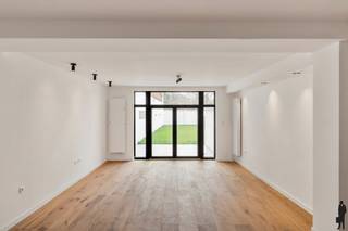 <p><strong>Prachtig gerenoveerd appartement met 2 slaapkamers en ruime tuin van 190 m² nabij het centrum van Mechelen.</strong></p>
<p><strong>BEKIJK ZEKER ONZE (VIRTUELE) GRONDPLANNEN EN ATTESTEN VOOR DE INDELING EN EXTRA INFORMATIE.</strong></p>
<p>Bent u op zoek naar een ruim en instapklaar appartement met een uitzonderlijk grote tuin op een toplocatie? Dan is dit prachtig gerenoveerde appartement zeker een bezoek waard. Met een bewoonbare oppervlakte van 105 m², een kwalitatieve totaalrenovatie in 2025, een zonnig zuidgericht terras en een privatieve tuin van maar liefst 190 m² combineert deze eigendom ruimte, karakter en hedendaags wooncomfort. Dankzij de ligging aan de stadsrand bevindt u zich bovendien op wandel- en fietsafstand van het bruisende centrum van Mechelen.</p>
<p><strong><span>ALGEMENE KENMERKEN:</span></strong></p>
<ul>
<li><span>Ruim, lichtrijk en karaktervol appartement</span></li>
<li><span>Bewoonbare oppervlakte van 105 m²</span></li>
<li>Kwalitatieve totaalrenovatie in 2025 met behoud van authentieke elementen</li>
<li><span>2 volwaardige slaapkamers</span></li>
<li>Ruime leefruimte met open keuken (43 m²)</li>
<li>Zonnig, zuidgericht terras en privatieve tuin van 190 m²</li>
<li>Open zicht op de Sint-Romboutskathedraal</li>
<li>Autostaanpaats optioneel bij aan te kopen</li>
<li><span>Inclusief fietsenstalling</span></li>
<li>Gelegen aan de stadsrand, op wandel- en fietsafstand van het centrum van Mechelen</li>
<li>Vlotte bereikbaarheid via winkels, scholen, openbaar vervoer en de E19</li>
</ul>
<p><strong><span>TECHNISCHE KENMERKEN:</span></strong></p>
<ul>
<li>Uitstekende EPC-score: 116 kWh/(m²/jaar) – Label B</li>
<li><span>Elektrische installatie conform AREI</span></li>
<li><span>Asbestveilig</span></li>
<li><span>Verwarming op aardgas</span></li>
</ul>
<p><strong><span>INDELING:</span></strong></p>
<ul>
<li><span>Inkomhal met gastentoilet</span></li>
<li>Ruime en lichtrijke leefruimte met open keuken (43 m²)</li>
<li>Moderne badkamer met douche, dubbele lavabo en toilet (6 m²)</li>
<li><span>Aparte wasplaats (7 m²)</span></li>
<li><span>Master bedroom (16 m²)</span></li>
<li><span>Tweede slaapkamer (12 m²)</span></li>
<li>Zonovergoten terras en privatieve tuin (190 m²)</li>
</ul>