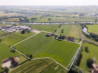 Bent u op zoek naar een karaktervolle eigendom met enorm veel potentieel in een oase van rust? Deze prachtig gelegen hoeve met bijgebouwen en weilanden te koop in Kerkhove (Avelgem) biedt u een unieke kans. Gelegen op een indrukwekkend perceel van maar liefst 2,47 hectare, is dit de droomlocatie voor wie houdt van landelijk en groen wonen.<br /><br />De woning zelf is stevig gebouwd en vormt de perfecte basis voor uw renovatie- of opfrisproject. De volledige eerste verdieping kan nog volledig naar eigen smaak ingericht worden.<br /><br />Dankzij de uitgestrekte grond en de functionele bijgebouwen is dit vastgoed ideaal voor paardenliefhebbers, zelfstandigen of wie nood heeft aan extra opslag- en leefruimte.<br /><br />INDELING<br /><br />Inkomhal met toilet - living en leefruimte - keuken - veranda - tuin - slaapkamer 1 - badkamer - slaapkamer 2 - garage - zolder <br /><br />Oude koeienstal - oude varkensstal - berging - overdekte open loods<br /><br />ALGEMEEN<br /><br />- Vrij van pacht<br />- Uitstekende ligging<br />- Schrijnwerk: hout (dubbel glas)<br />- Regenwater & grondwater<br />- Momenteel gekend als landbouwwoning<br /><br />Interesse? Maak nu jouw afspraak voor een bezoek via matisse.vandererven@dewaele.com of via 0472 18 64 20.<br /><br />Dit pand is onderworpen aan de renovatieverplichting van de Vlaamse overheid voor residentiële gebouwen (behoudens bij sloop binnen 5 jaar na de aankoop). Consulteer voor meer informatie de website van het Vlaams Energie- en Klimaatagentschap via https://www.vlaanderen.be/een-woning-kopen/renovatieverplichting-voor-residentiele-gebouwen<br /><br />Bestuursmaatregelen in het maatregelenregister: nee