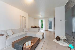 Ontdek deze gezellige en instapklare stadswoning, gelegen tussen Roeselare en Rumbeke, met een uitstekende verbinding en alles vlakbij. Deze woning werd in 2012 <strong>volledig gerenoveerd</strong>, en is daardoor <strong>energiezuinig</strong> maar vooral <strong>kwalitatief</strong> afgewerkt. Hier koop je zonder zorgen! Extra troef is de<strong> zolderverdieping via vaste trap</strong>, waardoor je ruimte hebt voor een extra slaapkamer, hobby of bureau. Ook zeer interessant als opbrengsteigendom!
<h2>Indeling: </h2>

<h4>Gelijkvloers: i<span>nkomhal - zeer lichtrijke en gezellige leefruimte met ruime zit- en eetplaats (zicht op de tuin) - berging/wasplaats onder de trap - zeer leuke en volledig geïnstalleerde open leefkeuken - aansluitende bijkeuken met heel wat kastruimte - mooie badkamer (glazen deur) met toilet, dubbele wastafel en inloopdouche.</span></h4>

<h4>Eerste verdieping: o<span>p de verdieping bevinden zich 2 slaapkamers (waarvan 1 zeer ruim), alsook een berging/bureau.</span></h4>

<h4><span>De zolderverdieping is bereikbaar via een vaste trap en werd volledig afgewerkt en te gebruiken als 3de slaapkamer of polyvalente ruimte.</span></h4>

<h4>Exterieur: d<span>eze woning beschikt over een gezellige stadstuin, die bovendien zuidgericht is!</span></h4>

<h2>Technisch: <span>EPC Label B (188kWh/m²) / </span><span>HR-ketel op aardgas / </span><span>HR-beglazing / </span><span>Conforme elektriciteit</span></h2>

<h2>Troeven: c<span>entrale ligging met goeie verbinding/ instapklaar </span><span>/ e</span><span>nergiezuinig / v</span><span>olwaardige zolderverdieping via vaste trap / l</span><span>euke zuidgerichte tuin</span></h2>

<h2>Benieuwd? www.bordes.be</h2>