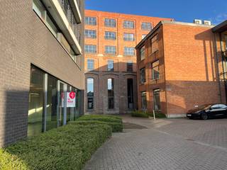 Dit instapklare, lichtrijke kantoor te huur bevindt zich nabij Dok Noord en Gent-Dampoort, vlak naast de hippe herontwikkelde textielfabriek The Real Factory. Met de wagen geniet je een vlotte verbinding via de E17 en de R4 en ook met de fiets en het openbaar vervoer is het kantoor uiterst vlot bereikbaar.- Ruim landschapskantoor- 2 aparte afgesloten ruimtes- Glazen wanden- Kitchenette- Afzonderlijk sanitair dames/heren- Ruime kelder van ca. 22 m²Beschikbaarheid:Onmiddellijk beschikbaar.Hebt u interesse in dit kantoor te huur in Gent? Vraag je bezoek aan via 09 245 35 35 of business.gent@dewaele.com.