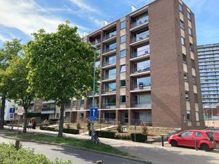 Op zoek naar een uitstekend gelegen 3-slaapkamerappartement met garagebox en kelder? Dan is een echte must-see!<br /><br />Gelegen aan de ring rond Leuven, kent dit appartement een uitstekende ligging. U woont hier vlak bij de Naamsesteenweg en op wandelafstand van de historische stadskern van Leuven. Allerhande winkels, scholen en openbaar vervoer bevinden zich in de onmiddellijke omgeving. Ook Haasrode en IMEC zijn vlot bereikbaar. De verbinding met Leuven centrum, de E40 en de E314 is optimaal.<br /><br />Het appartement, gelegen op het 2e verdiep, omvat een ruime inkom-/nachthal, een lichtvolle leefruimte met aansluitend een terras aan de voorzijde van het gebouw, een geïnstalleerde keuken (combi-oven, keramische kookplaat, koelkast, vaatwasser, dampkap), 3 slaapkamers verdeeld over de voor- en achterzijde van het appartement, een badkamer voorzien van bad/douche combinatie, een apart toilet.<br />Het appartement beschikt verder over een ondergrondse garagebox met stopcontact en een privatieve kelderberging.<br /><br />Het appartement is beschikbaar vanaf 15/08/2026. De huurprijs bedraagt € 1100 per maand, met een provisie van € 200 voor verwarming, water en de gemeenschappelijke delen. Elektriciteit is individueel af te sluiten.<br /><br />Lijkt dit ruime, goed gelegen 3-slaapkamerappartement echt iets voor jou? Aarzel dan niet en contacteer ons vandaag nog voor de inplanning van een bezoek ter plaatse.