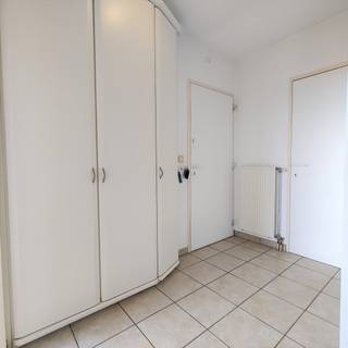 Ligging: <br />Dit centraal gelegen appartement op de derde verdieping ligt op wandelafstand van het station en de markt van Geel.<br />Hierdoor zijn al de faciliteiten (scholen, winkels, openbaar vervoer,...) zeer makkelijk bereikbaar.<br /><br />Dit appartement bestaat uit:<br />- Inkomhal met vestiaire en toilet<br />- Ruime woonkamer <br />- Open, volledig ingerichte keuken<br />- Eethoek<br />- Badkamer met douche, dubbele lavabo en aansluiting voor wasmachine<br />- Berging<br />- 2 slaapkamers (13.4m² en 10.5m²) waarvan één met ingebouwde kasten<br />- Zuidelijk georiënteerd terras van 60 m²<br />- Kelder<br /><br />Extra: <br />- Ideaal gelegen: vlakbij het centrum en alle verbindingswegen<br />- Lift aanwezig<br />- Huurprijs: 790 euro + 35 euro gemeenschappelijke kosten<br />- Beschikbaar vanaf 15/11/2026<br /><br />Uitsluitend via onze website www.vastengoed.be kan u een bezichtiging inplannen op de vooropgestelde bezoekmomenten. Voor andere vragen kan u het kantoor bereiken op het nummer 014/72.73.74.