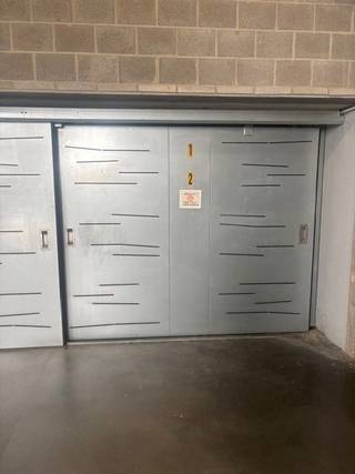 Opportunité unique : parking sécurisé, central et facile d'entretien à Ostende<br /><br />Au cœur animé du centre-ville d'Ostende, nous vous proposons ce box de stationnement exceptionnel, situé en position numéro 1 dans un système de parking automatisé moderne. Cette solution de stationnement couverte et fermée convient uniquement aux voitures particulières pesant jusqu'à 1500 kg.<br /><br />✅ Pourquoi choisir ce box de stationnement ?<br /><br />Emplacement de choix : En plein centre d'Ostende, à distance de marche des commerces, des restaurants, de la gare et de la digue.<br /><br />Système de parking automatisé : Premier de la file - entrée et sortie rapides, pas de manœuvres compliquées.<br /><br />Sécurité &amp; propreté : Accès fermé et sécurisé, infrastructure bien entretenue.<br /><br />Réservé aux voitures particulières : Pas de nuisance des gros véhicules - calme et ordre maximum.<br /><br />Que vous cherchiez un endroit sûr pour garer votre voiture ou un investissement intelligent avec potentiel locatif, ce box de stationnement vous offre confort, sécurité et avantage de localisation en un seul endroit.<br /><br />📞 Intéressé ? Contactez-nous dès aujourd'hui pour plus d'informations ou une visite.