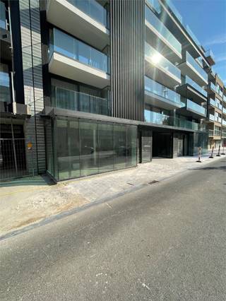 Bent u op zoek naar een energiezuinig high-end winkelpand of kantoor? Delestré Immobiliën verhuurt twee commerciële units in Residentie Lextus in het volle centrum: <br />Unit 282 m² (uitbouw ingebegrepen): 3.700 euro per maand + OV + lasten. <br />Unit 168 m² (uitbouw inbegrepen): 2.500 Euro/Mand + onr.voorh. + lasten. <br />Benieuwd naar dit goed gelegen bedrijfsvastgoed met uitstraling te huur in Nieuwpoort?<br />Contacteer info@immodelestre.be of 054 33 62 52.<br />