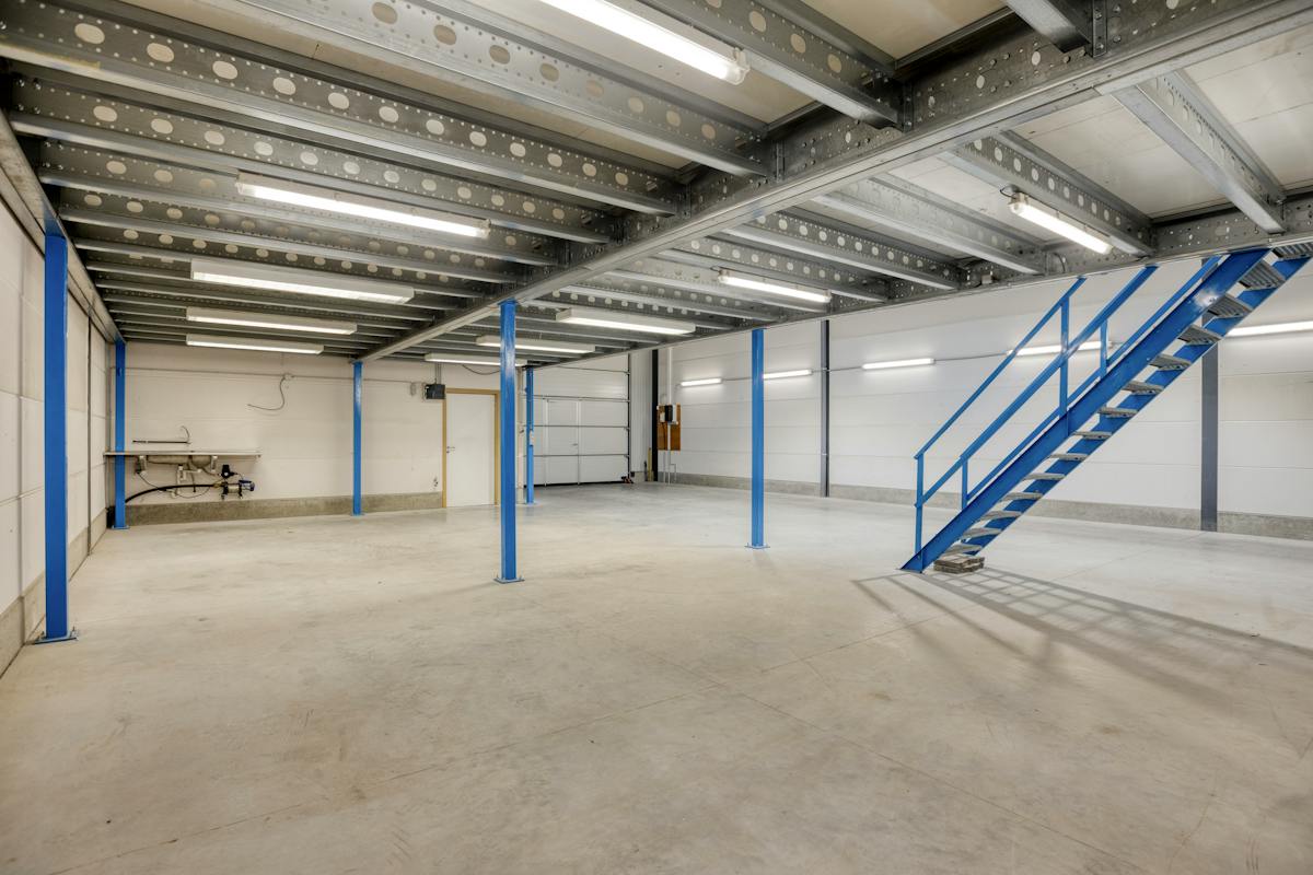 Ready to move in warehouse (205m²) with office and mezzanine (67m²)  - photo 4