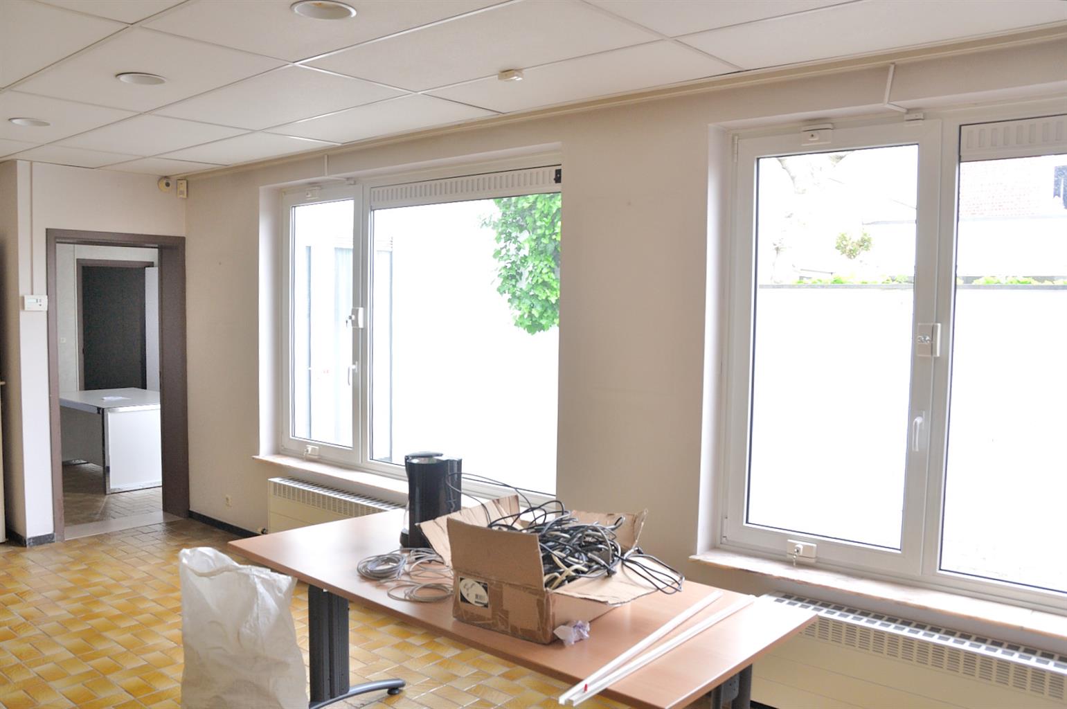 Een commercieel gelegen kantoor- of praktijkruimte + garage - foto 5