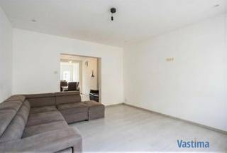 Deze rijwoning is gelegen op een centrale locatie nabij het centrum van Lebbeke, met winkels, scholen en openbaar vervoer op wandelafstand...