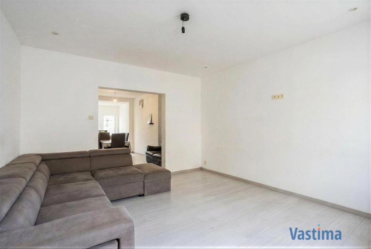 Deels gerenoveerde rijwoning met tuin nabij centrum Lebbeke - foto 2