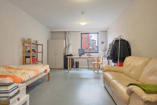 <p>Are you looking for a hassle-free investment? This cosy 30m² studio is located on the 2nd floor of the Waterview residence on Engels Plein in Leuven. This student residence is one of a kind. The location is extremely convenient for students, just 1 km from Leuven station and within walking distance of the city centre. The bustling neighbourhood along the canal also offers numerous recreational opportunities, restaurants, shops and green spaces to meet all the needs of today's students.<br /><br />The studio has a pleasant open-plan living area with a fitted kitchen and a separate bathroom with a washbasin, shower and toilet. <span>There is also a large communal roof garden, bicycle storage, etc.<br /><br /></span><span>The studio was completely repainted and refurbished just before the new academic year, so it is in perfect, almost new condition.<br /><br /></span><span>The residence is fully managed by KU Leuven, so as an investor you don't have to worry about letting, management or maintenance.<br /><br /></span><span>Don't miss this opportunity and request information without obligation about your carefree investment in one of the most iconic locations in Leuven.</span></p>