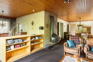 <p>Aan de dorpsrand van Herselt staat deze te renoveren, maar charmante woning, met zicht op de watertoren en omgeven door groen.</p><p>Kom binnen via de lichtrijke inkomhal met gastentoilet. Vanuit de inkomhal bereik je de ruime leefruimte met zithoek en authentieke houtkachel. Door de grote raampartijen baadt deze ruimte in het licht en kijken we uit op het westgerichte terras, de tuin en het achterliggende groen.</p><p>De keuken bevindt zich centraal in de woning en is te bereiken via zowel de woonkamer als de nachthal. De nachthal geeft ook toegang tot de 3 ruime slaapkamers en badkamer met bad. De afzonderlijke bureauruimte is ideaal voor wie regelmatig van thuis uit werkt, maar kan ook omgevormd worden tot een 4de slaapkamer.</p><p>Onder de woning bevindt zich de ruime garage die voldoende plaats biedt voor een auto en meerdere fietsen. Hierachter is er bovendien nog een wasplaats die door haar omvang bijkomend dienst kan doen als berging en/of voorraadruimte. Kortom, deze woning biedt enorm veel ruimte en potentieel!</p><p>Het centrum van Herselt met scholen, winkels en horeca bevindt zich op wandel- en fietsafstand, maar evengoed is er prachtige natuur in de nabijheid en kan je hier wandelen en fietstochten maken.</p><p>De renovatieplicht is van toepassing! <br />Interesse? Contacteer ons nu via 0479/01.01.01!</p>