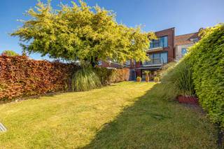 <strong>Recent gelijkvloers appartement met staanplaats en tuin</strong><br /><br />Ontdek dit charmante en instapklare gelijkvloers appartement met één slaapkamer, wat het een ideale keuze maakt voor starters, alleenstaanden of als rendabele investering.<br /><br />Het appartement beschikt over een privatieve, ruime tuin waar u in alle rust kunt genieten van zon en stilte, evenals een aparte ingang die zorgt voor extra privacy. Verder zijn er een praktische fietsenberging en een eigen overdekte parkeerplaats met laadmogelijkheid voorzien.<br /><br />De ligging is een absolute troef: rustig, maar toch centraal, op wandelafstand van winkels en openbaar vervoer.<br /><br />Troeven:<br /><br />- Ruime, privatieve tuin<br />- Eigen overdekte parkeerplaats met laadmogelijkheid<br />- Fietsenberging<br />- Kleinschalige residentie (slechts 3 appartementen)<br />- Lage gemeenschappelijke kosten<br /><br />Indeling: inkomhal, lichtrijke woonkamer, keuken, berging, badkamer, apart toilet en slaapkamer.<br /><br />Geïnteresseerd in dit zéér aantrekkelijk appartement? Neem zo snel mogelijk contact met ons op voor meer info of een bezoek via wouter@deboerenpartners.be of via tel 03 377 55 00!