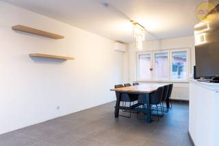 <strong>Energiezuinig wonen op toplocatie? Dit is jouw kans.</strong><br />Ontdek deze instapklare halfopen gezinswoning in de rustige en gegeerde buurt van Oost-Ham, op wandelafstand van het centrum. Met een indrukwekkend EPC A-label (59 kWh/m²) en een volledig duurzame installatie woon je hier zorgeloos én toekomstbestendig — zonder renovatieplicht.<br /><br />Dankzij 18 zonnepanelen met thuisbatterij, een warmtepompboiler en recent geplaatste Daikin-airco's (2023) zijn je energiekosten tot een minimum herleid. Comfortabel leven hoeft hier niet ten koste te gaan van je portemonnee.<br /><br /><strong>Indeling</strong><br />De woning verwelkomt je met een ruime inkomhal voorzien van een gastentoilet. Centraal in de leefruimte bevindt zich een zonnige woonkamer die vloeiend overloopt naar de moderne, volledig ingerichte keuken — compleet met vaatwasser, oven/microgolf, koelkast en elektrisch kookvuur. Een handige berging rondt het gelijkvloers af.<br />Op de bovenverdieping tref je drie slaapkamers aan, waarvan twee uitgerust met airconditioning voor optimaal comfort. De verzorgde badkamer is volledig betegeld en beschikt over een ligbad en lavabo. De geïsoleerde bergzolder biedt extra opslagruimte.<br /><br /><strong>Buitenruimte</strong><br />De tuin is stijlvol en onderhoudsvriendelijk aangelegd: een klinkerpad leidt je naar een groene, private zone met gazon — ideaal om te ontspannen. De ruime garage met geïntegreerde wasruimte is een extra troef die het plaatje compleet maakt.<br /><br /><strong>Troeven op een rij:</strong>
<ul>
<li>EPC A — 59 kWh/m²</li>
<li>18 zonnepanelen + thuisbatterij</li>
<li>Warmtepompboiler</li>
<li>Daikin-airco's (2023)</li>
<li>PVC-ramen met HR-beglazing en rolluiken</li>
<li>Elektriciteit conform AREI</li>
<li>Geen renovatieplicht</li>
<li>Vlotte verbinding via de E313</li>
</ul>
<strong>Interesse? Neem vandaag nog contact op via info@sublimmo.be of bel 014 84 83 69.</strong>