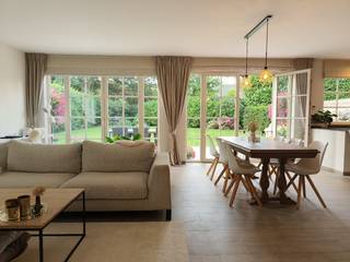 Ontdek dit uitzonderlijke gelijkvloers appartement op een toplocatie in ’s Gravenwezel, waar privacy en veel lichtinval centraal staan. <br /><br />Dankzij de perfecte zuidligging en de brede raampartijen naar de tuin geniet u van een open en zonovergoten gevoel en een mooie connectie met de tuin.<br /><br />U betreedt de woning via een ruime en lichtrijke inkomhal met toegang tot een ruim gastentoilet. <br />De leefruimte met aansluitend open keuken zijn beide voorzien van hoogwaardige keramische parkettegel. De keuken is afgewerkt met een composiet werkblad, dubbele spoelbak en kwalitatieve Novy keukentoestellen: dampkap, ijskast, inductiekookplaat, combi oven en afwasmachine. Aansluitend is er nog een aparte bergruimte met aansluiting voor wasmachine. Het volledige appartement is van vloerverwarming voorzien, terwijl de slaapkamers en badkamers uitgerust zijn met radiatoren aangesloten op een aparte thermostaat voor maximaal compfort. <br />Het ventilatiesysteem zorgt bovendien voor een aangenaam binnenklimaat.<br /><br />Via de brede raampartijen biedt de leefruimte toegang tot de tuin met groot terras -uitgerust met een automatische zonneluifel geplaatst in 2024- en een volledig private zuidgerichte tuin zonder inkijk: een zeldzame combinatie van zon en discretie! <br /><br />De woning beschikt over drie ruime slaapkamers op parket. De master bedroom vormt een echte privé-suite met aparte dressing en een en-suite badkamer met ligbad, dubbele lavabo, inloopdouche en toilet. Een tweede slaapkamer heeft eveneens een eigen douchekamer met lavabo. De derde slaapkamer kan eventueel ook dienst doen als bureau of hobbyruimte.<br /><br />Voor uw veiligheid is het appartement voorzien van een parlofoon met camera, een gepantserde voordeur, inbraakwerend glas en sloten op alle ramen.<br /><br />Verder beschikt het appartement over een lift en ondergrondse garage met eigen kelderruimte. Mogelijks ook optie tot aankoop van een tweede parkeerplaats.<br /><br />Andere troeven: Kleinschalig met maar 5 wooneenheden en beperkte gemeenschappelijke kosten.