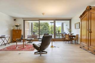 Meer info, plannen en doc: www.bellesvastgoed.be/te-koop/boechout-jan-frans-willemsstraat-10-bus-2-01<br /><br />Dit ruim, instapklaar appartement met 2 slaapkamers, 2 terrassen en autostaanplaats bevindt zich in residentie Victoria (2016), pal in het centrum van Boechout. Winkels, horeca, scholen en openbaar vervoer (trein, tram én bus) bevinden zich op wandelafstand. Bovendien geniet het gebouw van een uitstekend EPC-label A en een E-peil van 53.<br /><br />Via de lift of de trap bereiken we de 2e verdieping. De inkomhal is voorzien van een ingebouwde vestiairekast en een apart toilet. Meteen valt de omvangrijke leefruimte van ca. 53,5 m² op, zonder twijfel dé blikvanger van het appartement. Dankzij de royale oppervlakte zijn er tal van inrichtingsmogelijkheden en zijn de praktische vloerstopcontacten een handig detail.<br /><br />De open keuken is volledig uitgerust met kwalitatieve inbouwtoestellen, waaronder een 5-pits gaskookplaat, oven, vaatwasser, koelkast en diepvriezer. Het ruime kookeiland biedt hier extra werk- en bergruimte. Aansluitend bevindt zich een praktische berging met aansluiting voor een wasmachine.<br /><br />Het overdekte terras aan de leefruimte is perfect zuidwest georiënteerd, waardoor je hier doorheen de dag volop van de zon kan genieten. Bovendien beschikt het terras over een handige berging en afsluitbare luiken, zodat je het indien gewenst volledig kunt afsluiten.<br /><br />Het appartement beschikt over 2 slaapkamers, waarvan één uitgeeft op een tweede terras aan de voorzijde van het gebouw. De badkamer is ingericht met een inloopdouche en een dubbele wastafel.<br /><br />Het appartement beschikt bovendien over een private kelderberging. Een ondergrondse autostaanplaats is verplicht mee aan te kopen voor €20.000. De maandelijkse provisie bedraagt €135 en omvat o.a. blokpolis, syndicus, onderhoud van de gemene delen en lift, elektriciteit van de gemene ruimtes. Tot slot geniet je van het comfort van vloerverwarming en is de elektrische installatie conform.<br /><br />Tot binnenkort!
