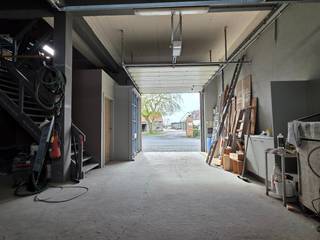 Vlot bereikbaar, veelzijdig atelier/magazijn/stockageruimte in Beveren-Leie, totale vloeroppervlakte +/- 200m². Mits bekomen omgevingsvergunning is omvorming naar eengezinswoning mogelijk.<br /><br />We krijgen toegang tot dit praktisch ingericht atelier/magazijn via een sectionaalpoort van +/- 2,70m op 2,70m. <br /><br />Op de benedenverdieping vinden we naast de inrijpoort een handige bureelruimte. De grote vrije ruimte in L-vorm biedt via een tweede sectionaalpoort rechtstreeks toegang tot de tuin. Via een deur komen we in een achterliggende, bijkomende werkruimte.<br /><br />Via de vaste trap komen we op het tussenverdiepje dat momenteel dienst doet als stockageruimte, waarna we de ruime lichtrijke bovenverdieping bereiken: een grote open ruimte met nog een aparte bureelruimte. <br /><br />Op de benedenverdieping is er sanitair voorzien. Het pand wordt verwarmd met verschillende gaskachels, en er is dakisolatie aanwezig. Asbestveilig. Parkeergelegenheid voor het gebouw.<br /><br />Op vandaag is dit pand vergund als opslagruimte met beperkt atelier. Omvormen naar een eengezinswoning is vergunningsplichtig. <br /><br />Kom de mogelijkheden van dit veelzijdige pand zelf ontdekken tijdens een bezoek: contacteer Annelies van Vastgoed Norman via 0479/40.24.24 of annelies@vastgoednorman.be