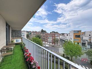 <p><strong>ELSENE: Dicht bij de Solbosch-campus, het openbaar vervoer en alle voorzieningen, gemeubeld appartement met 1 slaapkamer van ±39m² gelegen op de 3e verdieping met lift. Het appartement is als volgt ingedeeld: woonkamer van ±15 m², volledig uitgeruste keuken (oven, kookplaat, dampkap, vaatwasser, kleine koelkast met vriesvak), balkon van ±9 m² georiënteerd naar het oosten, slaapkamer van ±9 m² met ingebouwde kasten, douchekamer met toilet en een was-droogcombinatie. Lasten: voorschot van 100€/maand, inclusief warm water, koud water, verwarming, gemeenschappelijke kosten en conciërgedienst. EPC C+. Beschikbaar vanaf 01/07/2026.</strong></p>
<p></p>
<p><u>Gelegen op de 3e verdieping met lift:</u></p>
<ul>
<li>Woonkamer ±15 m²</li>
<li>Volledig uitgeruste keuken (oven, kookplaat, dampkap, vaatwasser, kleine koelkast met vriesvak)</li>
<li>Oostgericht balkon ±9 m²</li>
<li>Slaapkamer ±9 m² met ingebouwde kasten</li>
<li>Douchekamer met toilet en een was-droogcombinatie</li>
</ul>
<p></p>