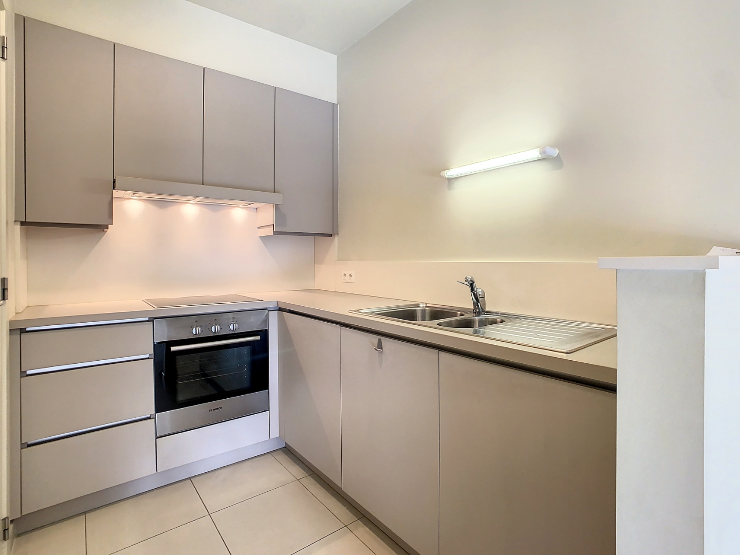 Te huur, instapklaar 2 slaapkamer appartement op gunstige ligging te Oudenaarde! - photo 5