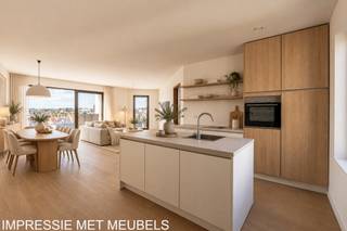 <p><strong>Residentie Tamboer – uw eigen ritme, midden in Turnhout</strong><br />De dag begint met licht dat langs twee kanten de leefruimte binnenvalt. U drinkt koffie met zicht op de stad, wandelt later naar de Grote Markt en komt ’s avonds thuis op een terras waar de laatste zon nog blijft hangen. Dat is het leven in dit penthouse van Residentie Tamboer: de stad dichtbij, met thuis alle ruimte om tot rust te komen.</p>
<p>De residentie dankt haar naam aan de tamboer, de trommelaar die het ritme aangeeft en de stoet voorgaat. Ook hier draait alles om ritme: de levendigheid van Turnhout wanneer u die opzoekt, en de rust van uw eigen plek wanneer u thuiskomt. Net binnen de ring woont u bij water, groen en wandelpaden, met de Grote Markt en het Stadspark op wandelafstand.</p>
<p><strong>Een terras dat mee leeft met uw dag</strong><br />Dit penthouse biedt 121 m² bewoonbare oppervlakte en maar liefst 46 m² aan terrassen. Het terras loopt rond het appartement en biedt plaats aan meerdere zithoeken: een tafel om buiten te eten, een plek om te lezen, of allebei. Dankzij de westelijke oriëntatie geniet u er van de namiddag- en avondzon, met de Turnhoutse skyline als decor. De lamellen bieden schaduw wanneer u daar behoefte aan heeft.</p>
<p>Binnen vormen de zithoek, eetruimte en stijlvolle keuken één open leefruimte. Grote ramen brengen aan twee zijden daglicht binnen en verbinden het interieur met het terras. De lichte eiken parketvloer geeft de leefruimtes een warme, tijdloze uitstraling.</p>
<p>Ook de drie slaapkamers hebben toegang tot de terrassen. De hoofdslaapkamer beschikt over een eigen badkamer. Voor de twee andere kamers is er een aparte douchekamer. Richt ze in als slaapkamers, bureau, dressing of hobbyruimte: de indeling geeft u de vrijheid om het appartement aan uw leven aan te passen.</p>
<p><strong>Groot in mogelijkheden, aangenaam in schaal<br /></strong>Residentie Tamboer combineert eigentijdse architectuur met warme materialen en groene gevels. De residentie is opgedeeld in compartimenten met elk een eigen trap en lift. Zo maakt u deel uit van een groter woonproject, terwijl u de gemeenschappelijke delen met slechts een beperkt aantal andere appartementen deelt.</p>
<p>Op het gelijkvloers is een ruime fietsenstalling voorzien. Uw wagen parkeert u in de afgesloten parkeerkelder.</p>
<p>De vraagprijs van het penthouse bedraagt € 429.900 exclusief kosten. Parkeerplaatsen zijn verkrijgbaar vanaf € 20.900 en bergingen vanaf € 4.500. Inclusief btw, registratierechten, notariskosten, één parkeerplaats en één berging bedraagt de totale aankoopprijs circa € 552.000.</p>
<p>Achter Residentie Tamboer staat DC Belgium, een ervaren Belgische projectontwikkelaar met aandacht voor woonkwaliteit en groen. Van uw eerste kennismaking tot de afwerking van uw appartement wordt u persoonlijk begeleid.</p>