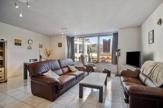 Cet appartement confortable est très bien situé, à quelques mètres de la Grote Markt, du parc de la ville, de la bibliothèque, des magasins,...