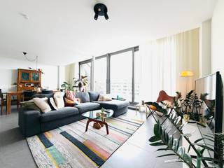 Een uitzicht om bij weg te dromen, een duplex om in thuis te komen!<br />Welkom aan het Oud-Sasplein in Willebroek! In deze kleinschalige residentie met slechts 4 appartementen wacht bovenaan een heerlijk plekje op jou. Dit energiezuinige, instapklare duplexappartement combineert ruimte en licht met 2 ruime terrassen.<br />Met de lift bereiken we de ruime inkomhal. Jas in de vestiairekast en door naar de woonkamer, waar de grote raampartijen het daglicht gul binnenlaten. Om het hoekje ontdek je de mooie keuken, voorzien van alle comfort. Maar wedden dat jouw blik eerst naar buiten dwaalt? Het zicht op het kanaal en de karaktervolle brug van Willebroek verveelt nooit. Koffie bij de hand, een plekje op het terras… meer moet dat soms niet zijn.<br />Achter de keuken vind je een praktische berging met plaats voor wasmachine en droogkast. Verder zijn er een gastentoilet en een ruime slaapkamer met aansluitende badkamer met inloopdouche.<br />Boven wachten nog 2 slaapkamers en een tweede badkamer met douche en toilet. Alle ruimte dus voor je gezin, gasten of een fijne thuiswerkplek.<br />De gemeenschappelijke kosten bedragen 75 euro per maand. Een fietsenplaats kan optioneel worden gehuurd.<br />Huurafspraken: eerste maand huur vooraf, 3 maanden huurwaarborg en kosten van de plaatsbeschrijving elk voor de helft voor huurder en verhuurder.<br />Beschikbaar vanaf 1 januari 2027.<br />Kom jij het uitzicht bewonderen? Contacteer M3 makelaars voor jouw bezoek!<br />