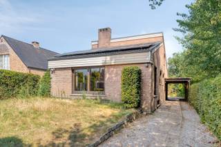 <strong>Woning op een perceel van 13a te koop in Schoot (Tessenderlo)</strong><br /><br />Bij binnenkomst komen we binnen in de inkomhal met apart gastentoilet. Vanuit de inkomhal komen we binnen in de lichtrijke leefruimte (42m²) met keuken (8m²). In de leefruimte is er een grote houtkachel die zorgt voor extra warmte en gezelligheid. De keuken is voorzien van een kookvuur met dampkap, een oven en een vaatwasser. <br /><br />Achteraan bevindt zich een ruime slaapkamer (20,18m²) en de badkamer (8,50m²). De badkamer werd ingericht met een ligbad en een dubbele lavabo. Verder bevindt zich hier ook een grote bergruimte (34,30m²) die voorheen werd gebruikt als garage. <br /><br />Er is een vaste trap voorzien naar de zolderverdieping (84m²) die nog heel wat potentieel biedt voor bijvoorbeeld extra slaapkamers.<br /><br />De woning is volledig onderkelderd (56,70m²) en voorzien van een inpandige garage (24m²), ideaal voor extra stockageruimte.<br /><br />De centrale verwarming gebeurt via elektrische verwarming. De ramen zijn voorzien van dubbele beglazing (houten profielen) en het dak is geïsoleerd. Verder zijn er 20 zonnepanelen aanwezig met een totaal vermogen van 4.500 Wattpiek.<br /><br />Spreekt deze woning jullie aan? Contacteer ons via info@bosmanvastgoed.be voor meer info of een bezoek ter plaatse. Wij helpen jullie graag verder!<br /><br />De woning heeft momenteel een EPC ‘F' wat wil zeggen dat dit pand is onderworpen aan de renovatieverplichting van de Vlaamse overheid voor residentiële gebouwen (behoudens sloop binnen 6 jaar na de aankoop). Consulteer voor meer informatie de website van het Vlaams Energie- en Klimaatagentschap via https://www.vlaanderen.be/een-huis-of-appartement-kopen/renovatieverplichting-voor-residentiele-gebouwen.