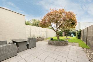 Bijzonder ruime en door de jaren perfect onderhouden centrumwoning/handelshuis (bew. opp. 242m²) met tal van mogelijkheden qua wonen/werken, commerciële of praktijkruimte, opslag d.m.v. hoge garage, zorgwonen of woning voor grote gezinnen. Zeer commercieel gelegen op de as Antwerpen-Turnhout met alle faciliteiten in directe omgeving.<br /><br />INDELING: De gelijkvloerse verdieping deed in het verleden steeds dienst als commerciële ruimte en is thans in gebruik als garage met achterliggende woonst die geheel werd ingericht en prima werd onderhouden waarbij enkele minimale ingrepen vereist zijn voor het terug ombouwen naar een commerciële ruimte - De woning zelf is toegankelijk via aparte ingang en heeft volgende indeling: ruime trappenhal met directe toegang tot de leefruimte met vervolgens een apart toilet, wasruimte, leefkeuken (vernieuwing toestellen 2013) die geheel werd ingericht met aanpalend eetkamer met toegang tot het zonnige zuidelijk georiënteerd terras en mooi aangelegde tuin -Verdieping 1: nachthal met berging en apart toilet, slaapkamer achteraan met aansluitend dakterras, badkamer met ligbad, douchecabine en lavabo, speelkamer /hobbykamer, 2 slaapkamers aan de voorzijde - Verdieping 2: 3 ruime slaapkamers (waarvan 1 met airco-unit) en een nachthal met apart toilet en toegang tot de zolder. Verder is er nog een zonnige zuidelijk georiënteerde tuin alsook een handige droge kelder aanwezig. <br /><br />BIJZONDERHEDEN: Zeer veel mogelijkheden door middel van oppervlakte en vergunde toestand - Prima onderhouden en onderging in 1986 reeds een totaalrenovatie: loodgieterij, elektriciteit, ramen, gedeelte ruwbouw, bezetting, isolatie plat dak 5cm, keuken enz. - 2014 plat dak vernieuwd enz. - Woning voorzien van houten raamwerk (Meranti) & commerciële ruimte PVC raamwerk 1996 - Gunstig epc 267kWh/m² UC: 3462806 - Commerciële locatie - Vernieuwde ketel - Niet gelegen in overstromingsgevoelig gebied P -score A & G -score A - Wg, Vg, Gmo, Gvkr, Gvv.