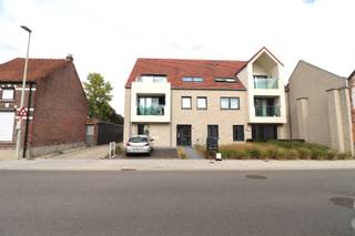BEZOEKEN KUNNEN UITSLUITEND INGEPLAND WORDEN DOOR AANVRAAG VIA ONDERSTAANDE LINK<br />https://mijnhuurprofiel.be/property/215a7c5d-f223-4ae6-90bb-9c2bf6bcb669<br /><br />Bent u opzoek naar een gelijkvloers appartement met twee slaapkamers, tuin en garage in het hartje van Haasdonk? Lees en kijk dan snel even verder! <br /><br />Dit energiezuinig én instapklaar appartement in het centrum van Haasdonk is perfect voor iedereen die op zoek is naar een comfortabele en moderne woning. Het appartement beschikt over een ruime tuin en een garage, wat zorgt voor extra gemak en opslagruimte. <br /><br />Dit appartement beschikt over een energielabel A, waardoor het energieverbruik laag ligt, wat resulteert in lagere energiekosten. Dit maakt het niet alleen een milieuvriendelijke optie, maar ook een financieel verstandige keuze.<br /><br />De tuin biedt een heerlijke buitenruimte om te ontspannen en te genieten van de natuur. Of het nu gaat om een barbecue met vrienden of gewoon om te genieten van de zon, de tuin is een waardevolle toevoeging aan dit appartement. Bovendien is er een aparte gemeenschappelijke ruimte om fietsen te stallen. <br /><br />Indeling: een gemeenschappelijke inkomhal met trappenhal en lift. <br />Indeling appartement: inkomhal met toegang tot de verschillende ruimtes. Lichtrijke leefruimte met open keuken en met rechtstreeks toegang tot de gezellige tuin. De keuken is volledig geïnstalleerd met kasten en toestellen. Berging met aansluiting voor het wasmachine en de droogkast. Gastentoilet. Badkamer met inloopdouche en dubbel lavabomeubel. Twee slaapkamers waarvan één kinderkamer. <br /><br />Dit appartement is ideaal gelegen en heeft een energiezuinig karakter. Ideaal voor een alleenstaande of een koppel met of zonder kind(eren).<br /><br />De garage is verplicht bij te huren aan €60,00 per maand.<br />De gemeenschappelijke kosten (onderhoud gemene delen) bedragen €70,00 per maand. <br />Er dient een voorschot betaald te worden voor het verbruik van de verwarming, dit voorschot bedraagt €70,00 per maand. <br /><br />Dit appartement is beschikbaar vanaf 01.12.2025.