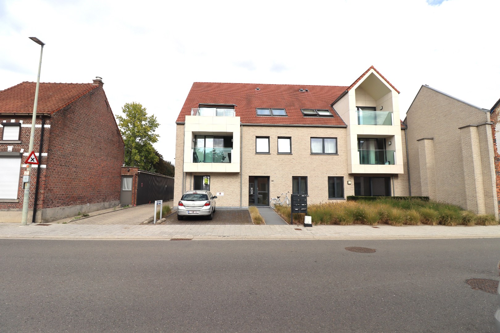 Gelijkvloers appartement met twee slaapkamers, tuin en garage te huur in het centrum van Haasdonk - foto 1