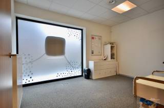 <strong>Voor verdere info of een afspraak, contacteer Céline, gsm 0472 35 92 86.</strong><br />Gelijkvloers handelspand, ideaal gelegen in het centrum, veel parkeergelegenheid! <br />Het pand bestaat uit een ruime inkomhal met ontvangstruimte, 4 kantoorruimtes, 2 bergingen, technische ruimte, sanitaire ruimte, geïnstalleerde keuken.<br />Centrale verwarming op aardgas, airco.<br />Terras. 2 parkeerplaatsen.<br />Gemeenschappelijke kosten: 50 euro/maand.<br />Vrij vanaf 1 juli 2026.<br /><br /><br /><br /><br />
