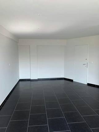 Vous recherchez un endroit confortable et lumineux à deux pas de la vie trépidante de la ville ? Ce studio situé dans la célèbre rue Velodroomstraat à Berchem allie confort de vie et excellente accessibilité.<br /><br />Disposition :<br />- espace de vie<br />- cuisine<br />- salle de bain (douche, lavabo, toilettes et raccordement machine à laver)<br />- balcon <br /><br />Avantages supplémentaires :<br />- brillant<br />- emplacement idéal<br />- excellent score mobile : 9,5/10<br />- ascenseur disponible<br /><br />Les frais fixes mensuels sont de 80 euros par mois pour les frais des parties communes (y compris l'eau et le chauffage).<br /><br />Disponible à partir du 01/10/2026.<br /><br />Ce studio à louer à Berchem vous intéresse ?<br />N'hésitez pas à soumettre une demande de visite via notre site web via la barre rouge qui y est prévue.<br /><br />Vous souhaitez également vendre ou louer votre propriété ? Nous sommes heureux de pouvoir vous aider. Toujours à votre service pour répondre à toutes vos questions sur l'immobilier.<br />
