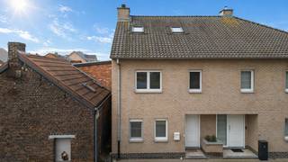 <p><em>Gelegen te<span> </span><strong>Steenkuilstraat</strong><span> 6 in Maasmechelen vind je deze charmante woning die zowel door haar ligging als door haar indeling meteen weet te overtuigen. De buurt staat bekend om haar aangename woonomgeving, met tal van faciliteiten op korte afstand. Op enkele minuten bereik je gezellige </span><strong>restaurants</strong>, leuke koffiebars en winkels, terwijl je tegelijk geniet van de rust die deze omgeving siert.</em></p>
<p><em>Voor natuurliefhebbers is dit een absolute toplocatie. De uitgestrekte<span> </span><strong>Mechelse Heide</strong>, onderdeel van Nationaal Park Hoge Kempen, ligt vlakbij. Hier kan je terecht voor prachtige wandelingen, ontspannen fietstochten en indrukwekkende vergezichten. Ook andere groengebieden in de omgeving zorgen ervoor dat je altijd een plek hebt om even helemaal tot rust te komen.</em></p>
<p><em>De woning zelf beschikt over<span> </span><strong>drie mooie slaapkamers</strong>, ideaal voor een gezin of wie gewoon wat extra ruimte wil. Bovendien is ze<span> </span><strong> onderkelderd</strong>, wat tal van mogelijkheden biedt voor opslag, hobbyruimte of zelfs een praktische werkplaats.</em></p>
<p><em>Het perceel van<span> </span><strong>2a 14ca</strong><span> </span>is onderhoudsvriendelijk en perfect georiënteerd. Dankzij de<span> </span><strong>zuidwestelijke tuin</strong><span> </span>kan je tijdens de zomermaanden volop genieten van de zon – ideaal voor barbecues, loungen of een gezellige avond met vrienden.</em></p>
<p><em>Verder wordt de woning verwarmd op<span> </span><strong>aardgas</strong><span> </span>en heeft ze een<span> </span><strong>EPC-score van 267</strong>, wat een degelijk energieverbruik weerspiegelt.</em></p>
<p><em>Kortom: een goed gelegen, praktische en sfeervolle woning midden in een omgeving waar natuur, ontspanning en dagelijkse voorzieningen hand in hand gaan.<br /><br />Extra:<br />- Kadastraal inkomen: €728</em></p>
<p><em>Wenst u deze woning te bezichtigen? Neem dan contact op met Lore via 0497 84 48 80 of mail naar lore@immofusion.be<br /><br /></em></p>
<p><em>STEDENBOUWKUNDIGE INFORMATIE:</em><em><br />- Stedenbouwkundige vergunning ontvangen : JA<br />- Stedenbouwkundige bestemming: Woongebied<br />- Verkavelingvergunning: NEEN<br />- Voorkooprecht RUP: NEEN<br />- Dagvaarding voor inbreuk op de stedenbouwkundige voorschriften: NEEN<br />- Overstromingsgevoeligheid van uw vastgoed:<br />P-score: </em><em>c</em><em><br />G-score: </em><em>c</em><em><br />EPC: </em><em>C</em><em> label, </em><em>267 </em><em>kWH/m²</em></p>