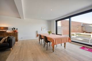 <p>Instapklare gezellige woning met 4 slaapkamers te koop in Zwevegem<br /><br />Deze volledig gerenoveerde woning beschikt over vier slaapkamers en twee badkamers en biedt een bewoonbare oppervlakte van ca. 360 m². Deze karaktervolle woning is instapklaar en combineert ruimte met hedendaags wooncomfort.<br /><br />De open keuken met keukeneiland sluit aan op een ruime en lichtrijke leefruimte. Via de keuken is er toegang tot een gezellige koer, terwijl de living uitgeeft op een zonnige tuin. Daarnaast beschikt de woning over een zeer ruime garage met uitweg.<br /><br />Het EPC-label B maakt dat de woning energiezuinig is en voldoet aan de huidige normen. De woning is gelegen in het centrum van Zwevegem, met een vlotte bereikbaarheid van scholen, winkels en openbaar vervoer.<br /><br />Indeling</p>

<ul><li>Gelijkvloers: ruime dubbele inkomhal, bureauruimte, apart gastentoilet met ruimte voor een vestiaire, open keuken met ingebouwde kasten en keukeneiland (voorzien van alle toestellen), aansluitend een grote wasplaats, lichtrijke living, zonnige tuin en ruime garage. </li><li>Eerste verdieping: drie slaapkamers, badkamer (douche, bad, dubbele lavabo) en apart toilet</li><li>Tweede verdieping: vierde slaapkamer met geïntegreerde badkamer (douche en dubbele lavabo)</li></ul>

<p>Troeven:</p>

<ul><li>Zeer ruime woning met grote bewoonbare oppervlakte</li><li>Karaktervol pand en volledig instapklaar </li><li>Centrale ligging nabij talrijke voorzieningen en invalswegen</li><li>Gunstig en energiezuinig EPC-label B</li><li>Vier slaapkamers en twee badkamers</li></ul>

<p>Wenst u graag meer te weten over deze woning of een bezoek ter plaatse, neem dan contact op met Sofie Bossuyt 0474222182</p>