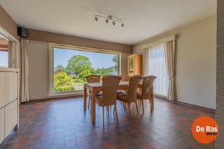 EERSTE BEZOEKDAG ZONDAG 14/06 VAN 10u TOT 14u (enkel op afspraak)<br /><br />HILLEGEM - Deze schitterende architectenwoning bieden we aan in het landelijke Hillegem, op wandelafstand van het station en centrum van Herzele en vlakbij de Provincieweg richting Aalst en Zottegem. Scholen en warenhuizen in de buurt. De woning staat op een perceel van 4750m² en heeft 250m² bewoonbare oppervlakte.<br /><br />Door zijn speciale indeling is deze woning zeker zijn tijd vooruit, het heeft een minimum aan trappen, waardoor het ook als een zeer toegankelijke woning kan worden beschouwd.<br />De indeling is als volgt, inkomhal met vestiaire, toegang naar slaapgedeelte met enkel trapjes, er zijn 3 grote slaapkamers en een badkamer met inloopdouche.<br />De andere kant van de woning hebben we dan het leefgedeelte met grote woonkamer en salon en overal zicht op de grote tuin ( veel lichtinval). Verder is er nog de keuken en eetkamer.<br />In de benedenruimte ( slechts enkele trappen) treffen we veel stockageplaats aan een een grote garage.<br /><br />Het huis beschikt over een grote, mooie tuin, met aansluitend een weide van 3500m² ( ideaal voor paarden). Op de weide is er een groot schuilhok en in de tuin is er nog een carport voor 3 wagens, of een polyvalente ruimte.<br /><br />Onlangs werd de volledige woning met crepi bekleed.<br />Het EPC is momenteel E, maar met een beperkte kost van 10 zonnepanelen komen we reeds in D ( simulatie aanwezig).<br /><br />Bent u op zoek naar een instapklare, lichtrijke en ruime OB met een mooie tuin en achterliggende weide, maak dan snel een afspraak via 053/60.65.60