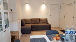 Centraal gelegen appartement op de 1ste verdieping, volledig gerenoveerd, vlakbij het strand en openbaar vervoer.Inkom, woonkamer, keuken, 1...