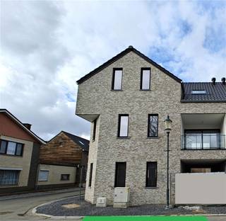 <h3><span>Moderne nieuwbouwwoning in hartje Vucht (Maasmechelen)</span></h3><p><span>Ontdek deze stijlvolle </span><span>nieuwbouwwoning met een bewoonbare oppervlakte van 170 m²</span><span>, gelegen op een centrale en rustige locatie in Vucht. De woning combineert </span><span>moderne architectuur</span><span> met </span><span>energiezuinig comfort</span><span> (EPC A ) en </span><span>kwalitatieve afwerking</span><span>.</span></p><p><span>Bij het betreden van de woning kom je terecht in een </span><span>ruime inkomhal</span><span> die toegang biedt tot een </span><span>eerste slaapkamer op het gelijkvloers</span><span>. Deze ruimte kan ook perfect worden ingericht als </span><span>praktijkruimte</span><span>, ideaal voor een </span><span>schoonheidssalon, of een kantoor aan huis</span><span>.</span></p><p><span>Op de </span><span>eerste verdieping</span><span> bevindt zich de </span><span>lichtrijke leefruimte</span><span> met </span><span>open keuken</span><span>, waar koken en gezellig samenzijn centraal staan. Vanuit de woonkamer heb je directe toegang tot de </span><span>twee terrassen</span><span>, perfect om te genieten van zon en buitenlucht.</span></p><p><span>Het </span><span>bovenste verdiep</span><span> biedt via de nachthal toegang tot </span><span>twee ruime slaapkamers</span><span> en een </span><span>moderne badkamer</span><span> met hoogwaardige afwerking.</span></p><p><span>Daarnaast beschikt de woning over </span><span>twee private parkeerplaatsen</span><span> aan de woning.</span></p><p><span>Dankzij de </span><span>PVC-ramen met dubbele beglazing</span><span> en de </span><span>energiezuinige bouw</span><span> is deze woning niet enkel mooi, maar ook toekomstgericht.</span></p><p><span>Deze nieuwbouwwoning kan aangekocht worden aan 6% BTW.</span></p><p><span> </span></p><p><span>Troeven:</span></p><ul><li><span>Energiezuinige nieuwbouw (E-peil 7, EPC A)</span></li><li><span>3 slaapkamers</span></li><li><span>Multifunctionele ruimte op het gelijkvloers (ideaal voor praktijk of bureau)</span></li><li><span>Twee ruime terrassen</span></li><li><span>2 private parkeerplaatsen</span></li><li><span>Kwalitatieve materialen en moderne afwerking</span></li></ul><ul><li><span>Een ideale woning voor wie comfortabel, modern en energiezuinig wil wonen in het charmante Vucht!Centrale ligging in een aangename woonomgeving</span></li></ul><p><span> </span></p><p><span>Voor meer info of een afspraak, contacteer Iris via 0483 11 08 75 of Iris@jemar.be</span></p><p><span> </span></p>