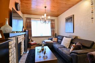 Deze charmante woning verwelkomt u via een inkomhal en biedt een aangenaam wooncomfort met een doordachte en functionele indeling. De combinatie...