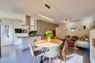 <strong>Instapklaar gelijkvloers appartement met 2 slaapkamers, tuin met terras, parking en kelderberging in Kuringen.</strong><span> Dit verzorgd appartement <span>(82m² - bron EPC)</span> is gelegen op de gelijkvloerse verdieping van de residentie<span> "Roefels Bosch" </span>op de Salamanderstraat 4 in Kuringen. Ondergrondse prive-parking en kelderberging inbegrepen. Centraal wonen op een rustige locatie met een goede verbinding naar supermarkten, het centrum van Kuringen en de oprit van de autostrade E313.</span><br /><br /><span>De indeling is als volgt:</span><br /><span>Inkomhal met ruimte voor vestiaire en apart toilet. Badkamer met meubel met enkele lavabo en douche, spiegel-en kolomkast waardoor extra opbergruimte. Er zijn 2 slaapkamers waarvan 1 toegankelijk vanuit de leefruimte en de andere vanuit de inkomhal. Vanuit de inkomhal is er toegang tot de open leefruimte die ingedeeld is in een zit- en eetgedeelte met schuifraam naar de tuin met terras. De moderne keuken met eiland is voorzien van alle comfort en toestellen. Langs de keuken is er een handige wasplaats waar ook de gasketel is ondergebracht samen met de aansluitingen voor het plaatsen van het wasmachine.</span><br /><br /><span>In de omheinde tuin (ca. 36m²) is het rustig vertoeven en kan je profiteren van de middag-en avondzon. </span><br /><br /><span>Ondergrondse privé-parking en kelderberging inbegrepen in de prijs. </span><br /><span>Lift in het gebouw. Bouwjaar 2012.<br /><span>Gemeenschappelijke kosten: €108/maand</span></span><br /><br /><span>Alle troeven opgesomd:</span><br /><span>- Verzorgd, instapklaar appartement op een rustige, maar centrale locatie</span><br /><span>- Gunstig EPC label (label B) - condensatie gasketel - conforme elektriciteitskeuring</span><br /><span>- Geen "appartementsgevoel" door de grote raampartijen en het contact met de tuin<br /></span>- Gelegen aan de achterzijde van het gebouw<br /><br /><span>Op zoek naar een ideaal investeringspand of een mooi appartement om zelf te wonen? Neem dan vandaag nog contact op voor een bezichtiging.</span><br /><br /><span>Wij </span><strong>ontzorgen</strong><span> je ook voor de </span><strong>verkoop van je huidige woning</strong><span>! Voor meer uitleg helpen we je graag verder.</span>