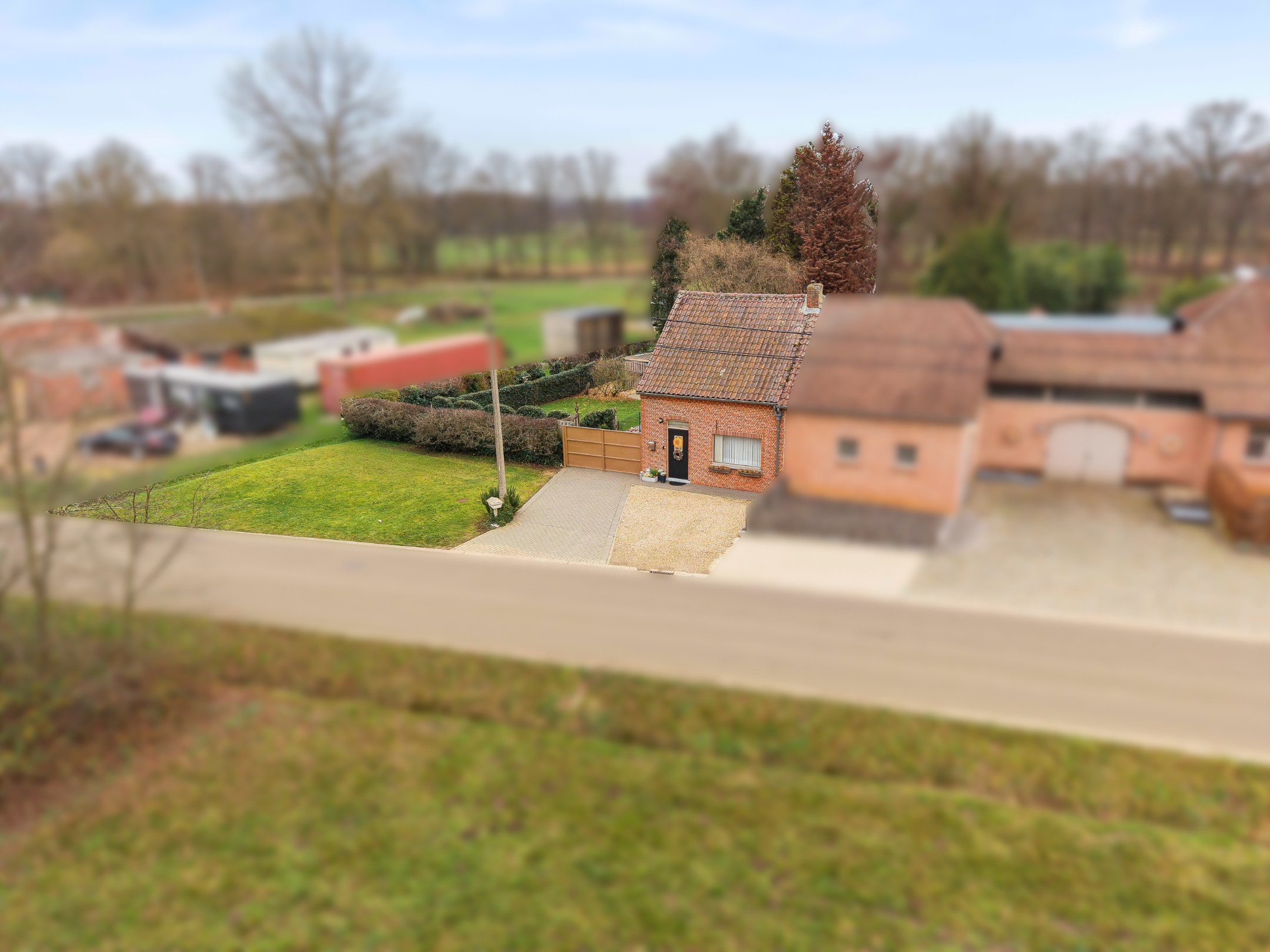 Halfopen bebouwing op ruim perceel van 1299m² in rustige buurt te Lummen. - foto 2