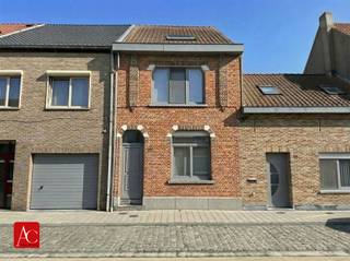 <p>In de Fabriekstraat in Kallo wacht een charmante en verrassend <strong>ruime</strong> <strong>gezinswoning</strong> op nieuwe bewoners. <br />Met 195 m² woonoppervlakte, <strong>vier slaapkamers</strong> en een zonnige <strong>tuin</strong> met <strong>terras</strong> en pergola is dit een ideale thuis voor wie ruimte, licht en een leuke tuin belangrijk vindt.</p><p>Binnen geniet je van een lichtrijke leefruimte die meteen een gevoel van ruimte en rust brengt. De moderne, <strong>praktische keuken</strong> sluit hier perfect op aan en biedt een mooi zicht over de <strong>tuin</strong>. <br />Buiten vind je een aangename tuin, voorzien van een groot <strong>terras met pergola</strong> én een zeer groot tuinhuis. Het tuinhuis (28 m²) vormt de ideale plek voor handige Harry's of hobbyisten en is bereikbaar met de fietsen. </p><p><br />Op de eerste verdieping vindt u een ingerichte badkamer met dubbele lavabo en ligbad met douchescherm, alsook een apart toilet. Op deze verdieping zijn tevens twee volwaardige slaapkamers aanwezig. De tweede verdieping is toegankelijk via een vaste trap en telt opnieuw twee slaapkamers. Tot slot is er nog een goed geïsoleerde zolderruimte, bereikbaar via een zoldertrap. </p><p>Dankzij het EPC-label C (nét geen B) is deze woning <strong>energiezuinig</strong> én vrij van renovatieplicht — een zorg minder voor de toekomst. Een kleine installatie zonnepanelen brengt dit resultaat zelfs meteen terug naar energielabel B.</p><p>Een instapklare woning op een goede locatie, perfect voor wie meteen wil verhuizen en genieten.</p><p>Plan vandaag nog jouw tijdslot in tijdens de eerste bezoekdag. Dat kan eenvoudig via onze online <strong>bezoekplanner</strong>.</p><p>https://www.acvastgoed.be/nl/te-koop/kallo/huis/instapklare-eengezinswoning-met-4-slaapkamers/3740/</p>
