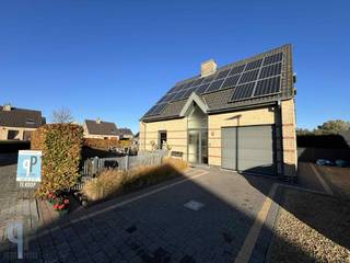 Breng een bezoek aan deze instapklare open bebouwing, voorzien van een inkomhall met gastentoilet, lichtrijke leefruimte en ingerichte keuken. Op het verdiep vinden we 4 slaapkamers en een badkamer met ligbad, wastafel en toilet. De zolder is te bereiken via een valtrap. Verder beschikt de woning over een ruime garage en een wasplaats. De woning beschikt over 2 aangelegde terrassen, waarvan 1 met jacuzzi en een aangelegde oprit met nog extra parkeerplaatsen. In de tuin is er ook een tuinhuis voorzien. De zonnepanelen bieden u nog certificaten tot 2031, met een opbrengst van +/- €1200/jaar. Topper ! Voor meer inlichtingen of een bezoek, contacteer Veronique 0483/676579