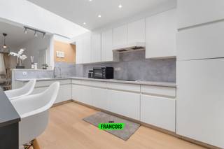 In het hart van Zottegem vindt u deze veelzijdige investeringseigendom, bestaande uit een handelspand (88 m²) op het gelijkvloers en een triplex appartement (145 m²), elk met een aparte ingang. Het appartement is momenteel verhuurd, wat directe en zekere huurinkomsten garandeert.<br /><br />Indeling handelspand (88 m²):<br /><br />De gelijkvloerse handelsruimte is volledig ingericht en kan dienst doen als bureau, kantoor, nagelstyliste, winkel of andere dienstverlening. Achteraan bevindt zich een kitchenette en een toilet, aangevuld met meerdere stockageruimtes die ideaal zijn als berging of extra opslag. Daarnaast beschikt het pand ook over een kelder. Handelspand kan mits functiewijziging omgevormd worden tot studio<br /><br />Indeling triplex appartement (145 m²):<br /><br />Het appartement is toegankelijk via een aparte inkom en bestaat uit:<br /><br />•Eerste niveau: lichtrijke leefruimte met zithoek, eetplaats en open keuken, aansluitend een ruime berging (of extra slaapkamer) en een technische ruimte.<br /><br />•Tweede niveau: een grote slaapkamer en badkamer met dubbele lavabo, toilet en ligbad.<br /><br />•Dakverdieping: ingericht als derde slaapkamer.<br /><br />Dit pand is een ideale investering voor wie op zoek is naar een rendabele eigendom met verschillende mogelijkheden. Graag meer info en/of een bezoek? Geef ons gerust een seintje! <br /><br />