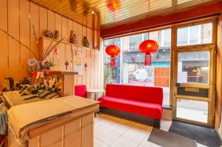 Droom je van een eigen zaak op een bruisende locatie? Dan is dit misschien precies wat je zoekt!<br /><br />Het handelsgelijkvloers omvat momenteel een ontvangstruimte vooraan en een professionele keuken met onder meer een koelcel achteraan. Werken en wonen gaan hier hand in hand: via de trappen bereik je de bovenverdiepingen, waar zich drie kamers bevinden. De woonst kan een opfrissing gebruiken, maar biedt heel wat potentieel dankzij de mogelijkheid om uit te breiden.<br /><br />Ook interessant als investering: door de strategische en gunstige ligging is verhuur zo goed als gegarandeerd.<br /><br />Interesse? Neem vandaag nog contact met ons op voor meer informatie of een bezichtiging!<br /><br />EXTRA<br />Centrale verwarming op gas.<br />Ramen: bovenverdiepingen dubbelglas.<br />EPC-label E.<br />Renovatieplicht.<br />Elektrische keuring: AREI-conform.<br /><br />(woongebied, vergunning, geen verkavelingsvergunning, geen voorkooprecht, geen rechterlijke herstelmaatregel of bestuurlijke maatregel opgelegd)