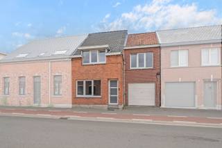 Spacieuse maison familiale avec jardin et un grand potentiel à Meerdonk. Vous recherchez une maison spacieuse dans un endroit calme ? Cette charmante maison familiale à Meerdonk offre de nombreuses possibilités et se trouve à proximité des écoles, des commerces et des supermarchés. La maison dispose d’une surface habitable de 148 m², de 3 chambres spacieuses, d’un agréable jardin et d’un garage intégré… Grâce à son agencement pratique et à ses pièces spacieuses, c'est le point de départ idéal pour en faire un véritable chez-soi après les travaux de rafraîchissement nécessaires. Une belle opportunité pour les familles à la recherche d'espace, de calme et de la possibilité d'aménager une maison entièrement selon leurs goûts.