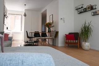 Modern en lichtrijk 1-slaapkamer appartement in MortselDit gezellige appartement van 65m² ligt in het hart van Mortsel. In een kleinschalig gebouw,...