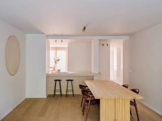 <strong>Exclusief gerenoveerd appartement met frontaal zicht op het Citadelpark</strong><br /><br />Op een absolute toplocatie, met frontaal zicht op de kruinen van de bomen en op wandelafstand van Gent-Sint-Pieters, bevindt zich dit stijlvol gerenoveerde appartement (5de verdieping) met een bruto vloeroppervlakte van ca. 100 m² (excl. terras).<br /><br />De renovatie werd gerealiseerd door RAC Projects, gekend voor hun tijdloze architectuur en verfijnde afwerking. Doordachte materiaalkeuzes en zachte, harmonieuze tinten creëren een stijlvol interieur. Het resultaat is een elegant appartement met een gunstig EPC-label B.<br /><br />De lichtrijke leefruimte met open keuken geniet van een frontaal uitzicht op het park, wat zorgt voor een uitzonderlijk gevoel van rust en ruimte. Verder beschikt het appartement over drie slaapkamers, twee badkamers en een aangenaam terras over de volledige breedte van de achterzijde. Een extra troef is de mogelijkheid tot het aankopen van een staanplaats gelegen onderaan het gebouw.<br /><br /><strong>Kortom, een uniek appartement met parkzicht op een van de meest gegeerde locaties van Gent.</strong>