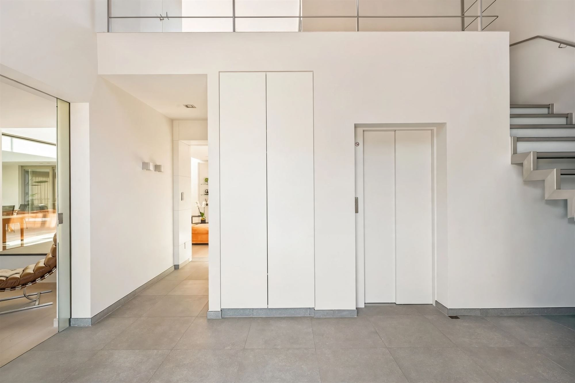 Knappe villa rond een glazen patio met gastenvleugel en 2 liften - foto 5