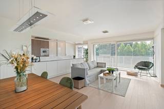 PERFECT ONDERHOUDEN en mooi afgewerkt ruim appartement met 2 slaapkamers, leuk terras genietend van de prachtige omgeving en een extra GARAGE...